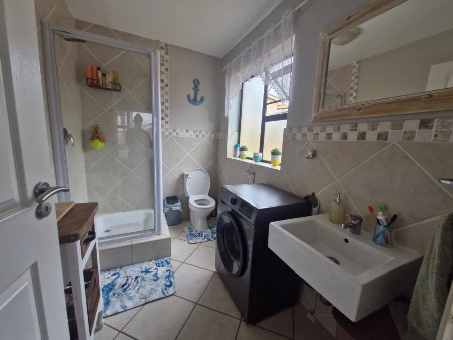 To Let 3 Bedroom Property for Rent in Wavecrest Eastern Cape